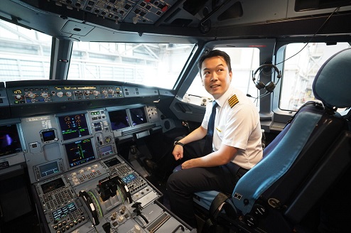 航空學院校長李天柱表示，有見香港航空業對機師的需求殷切，因 此學院制定相關課程，為有志成為機師的人才提供全面培訓。